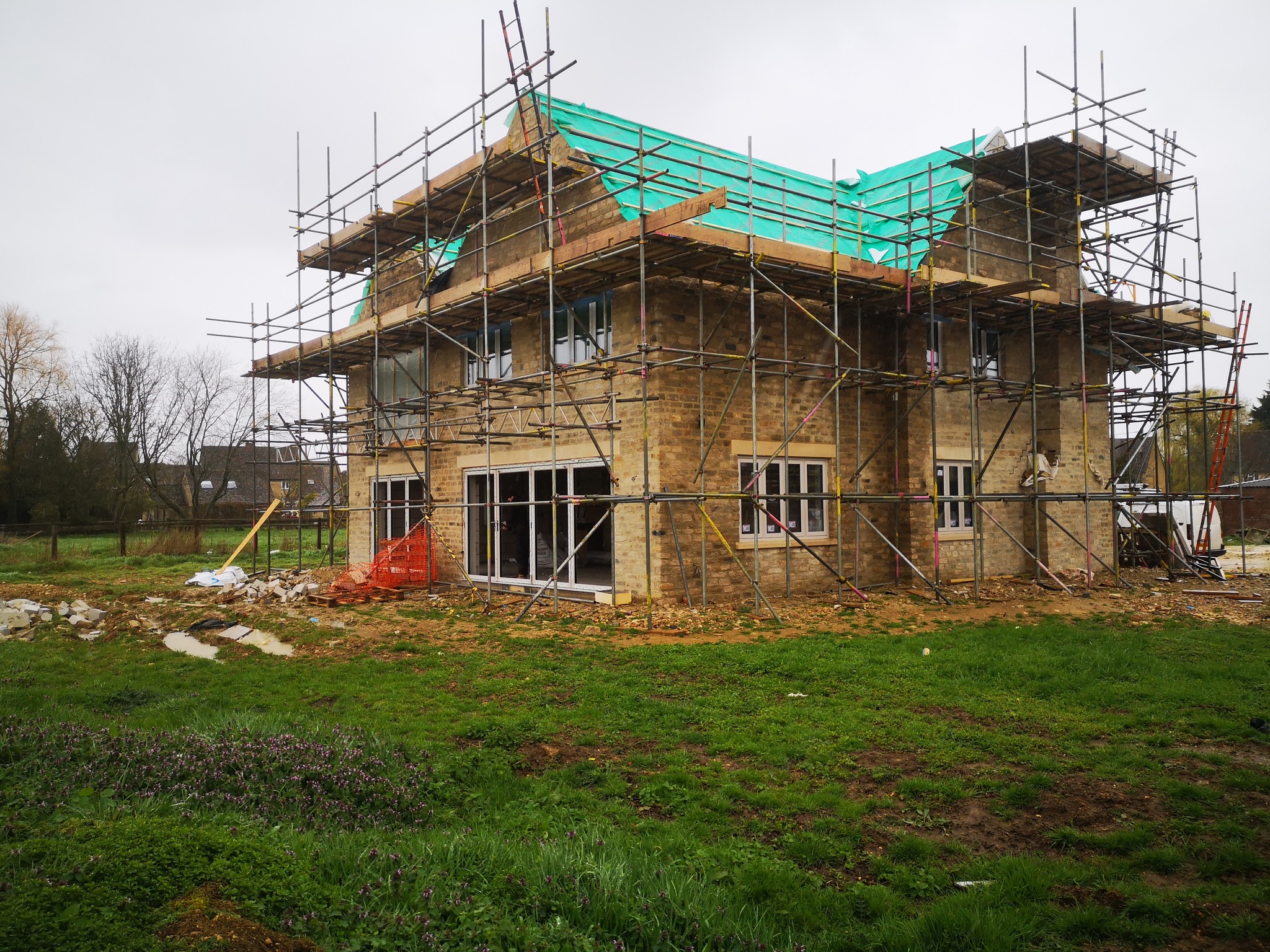 One of our recent projects in Oxford involved a complete transformation, of a house with a full installation of windows, bi-folding doors, and custom features.