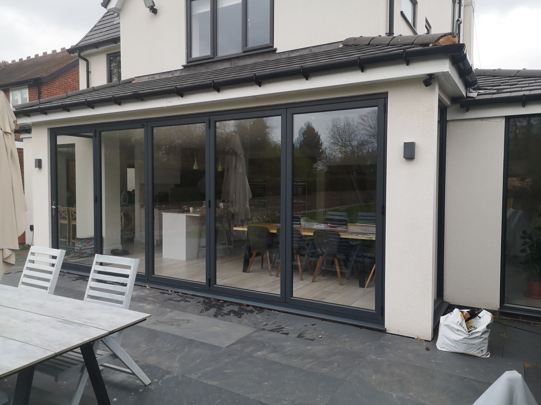 At Doorveloper, we’re passionate about providing exceptional service and professional aluminium bi-fold door repairs for homeowners across the Midlands and the UK.