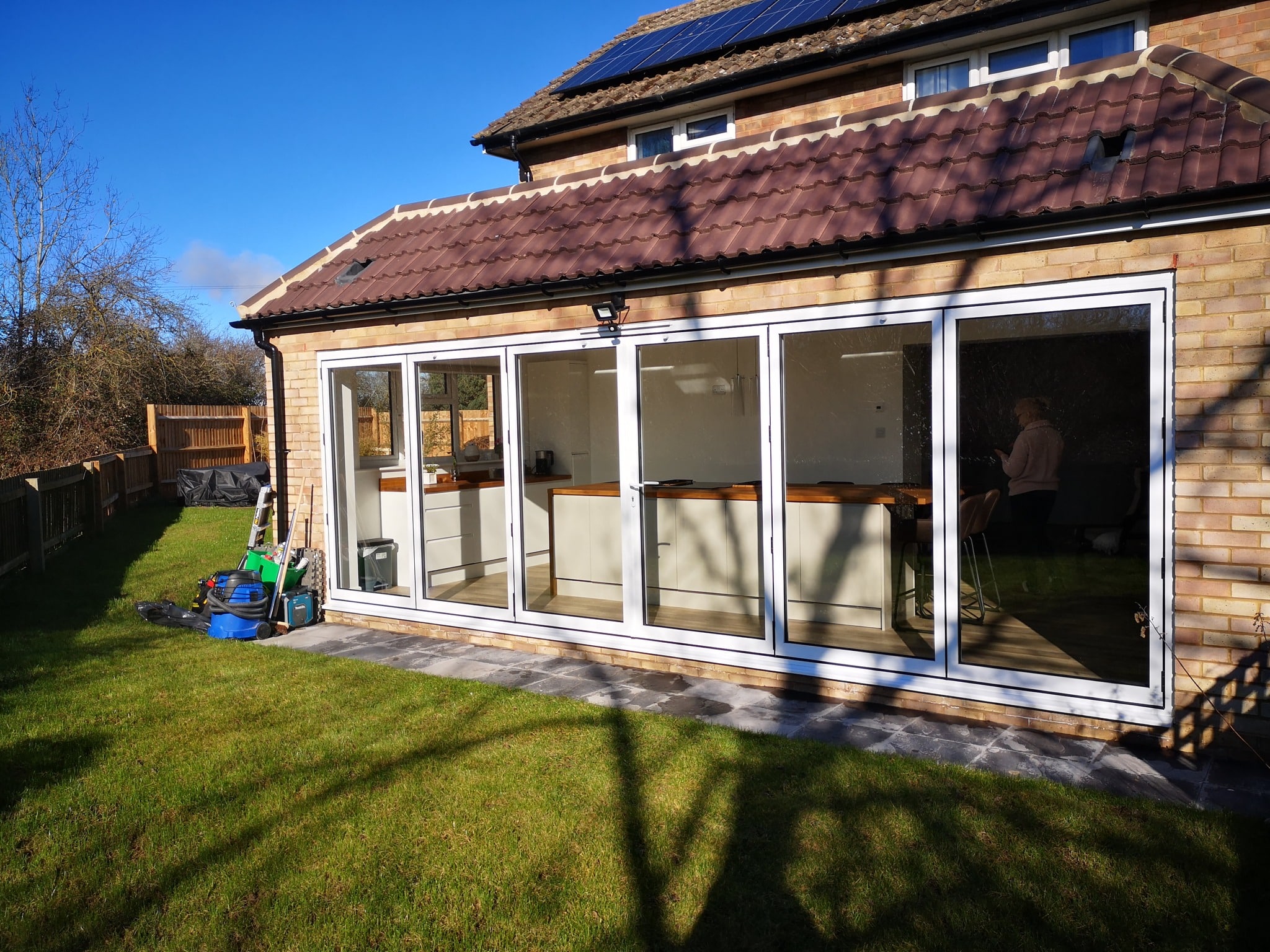 Recently, we had the pleasure of servicing a beautiful 6-panel bi-fold door in Cheltenham, and the result speaks for itself—flawless operation and a stunning finish.