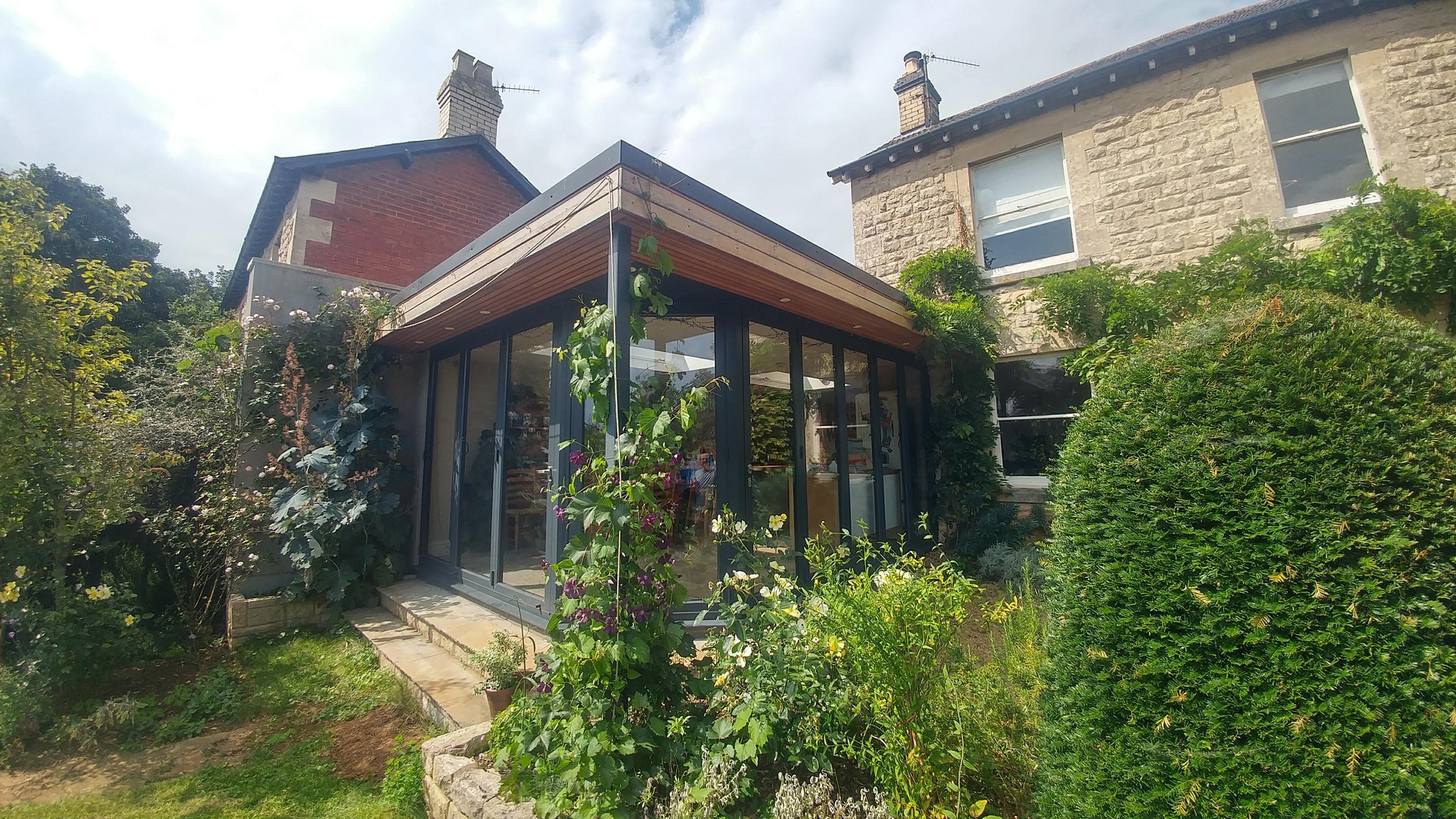 Recently, we had the pleasure of working on a customer’s 5-panel bi-fold door that had become unusable, alongside servicing two stunning roof lanterns to enhance the property’s overall appeal.