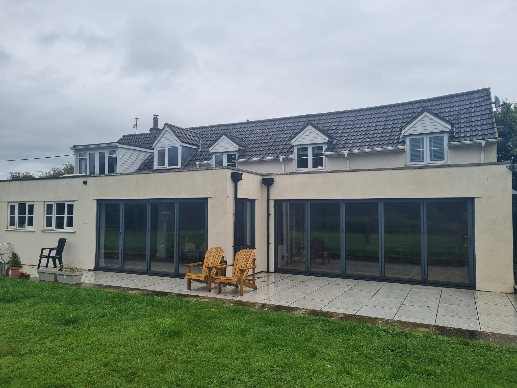 Recently, we helped a customer in Wiltshire with their 5-panel bi-fold door, which was jammed and wouldn’t open fully.