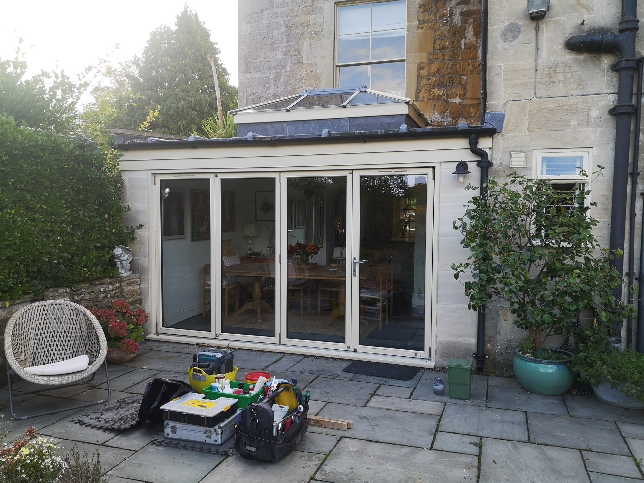 In our latest project, a customer in the Midlands contacted us with a common but frustrating issue: their 4-pane aluminium bi-fold doors had dropped and wouldn’t close properly.